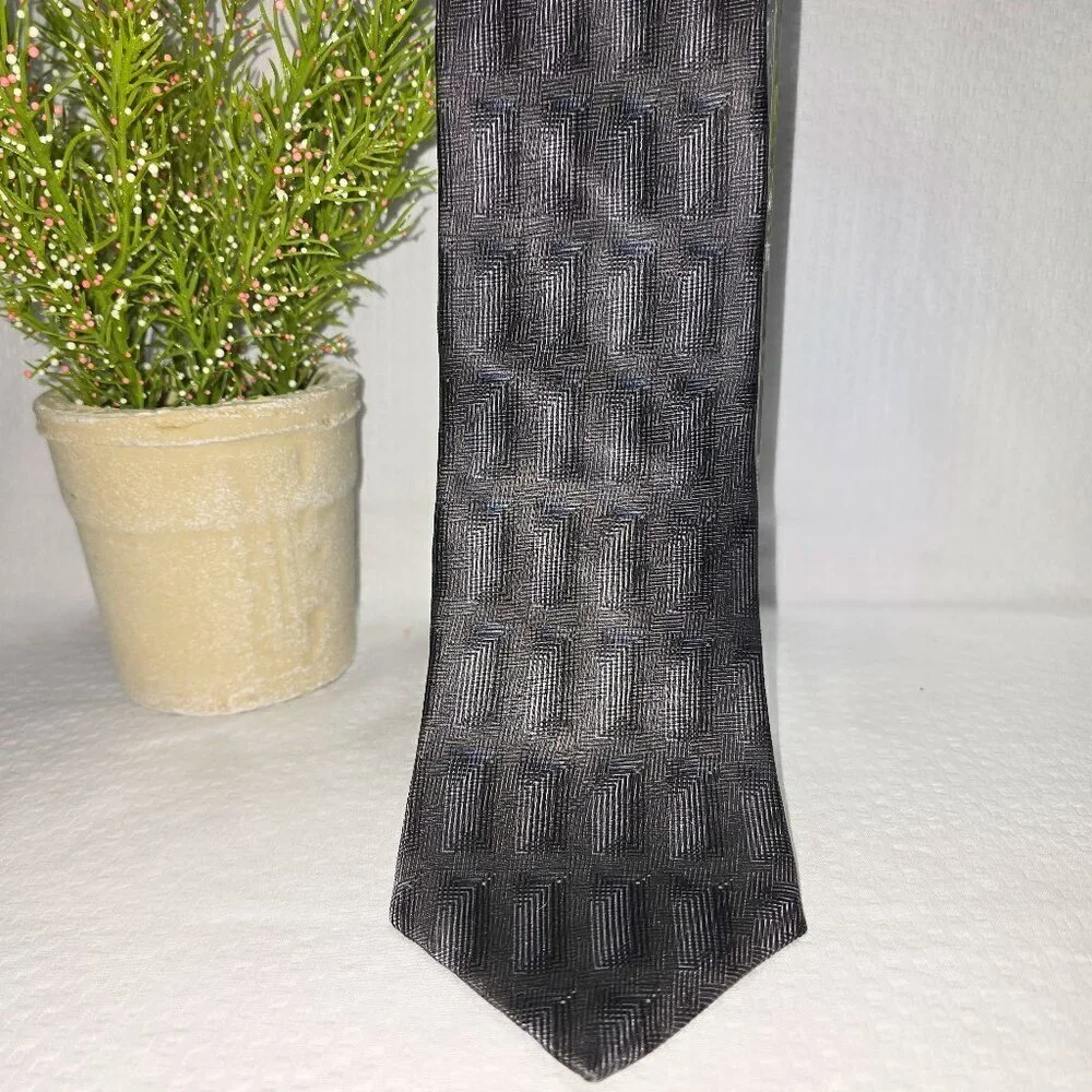 ETIEENE AIGNER MENS TIE BLACK ON BLACK DIMISIONAL DESIGN EUC
